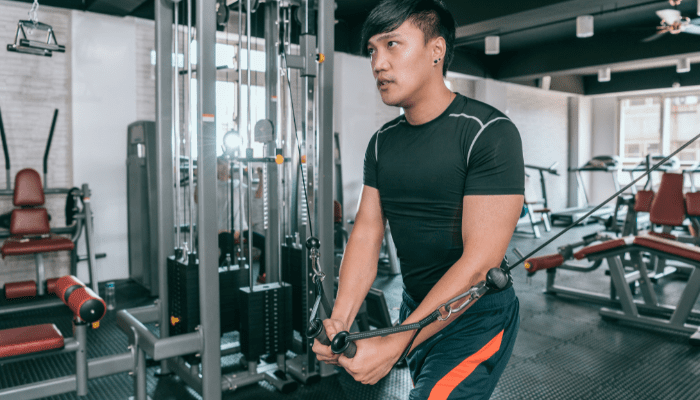 胸（チェスト）：ケーブルフライ