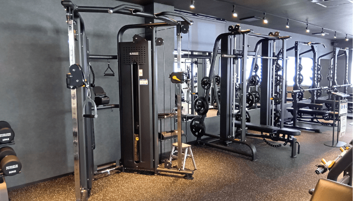 ケーブルマシンはジム設備としても人気