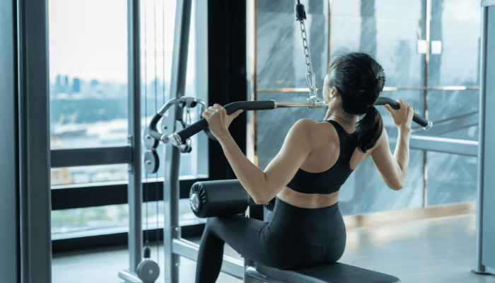 背中を鍛えるケーブルマシンの筋トレ