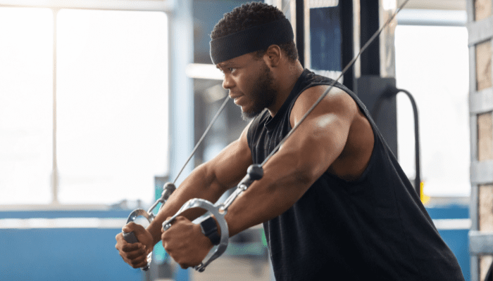 胸を鍛えるケーブルマシンの筋トレ