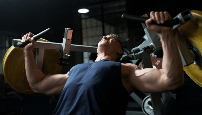 デクラインチェストプレスで鍛えられる部位は？