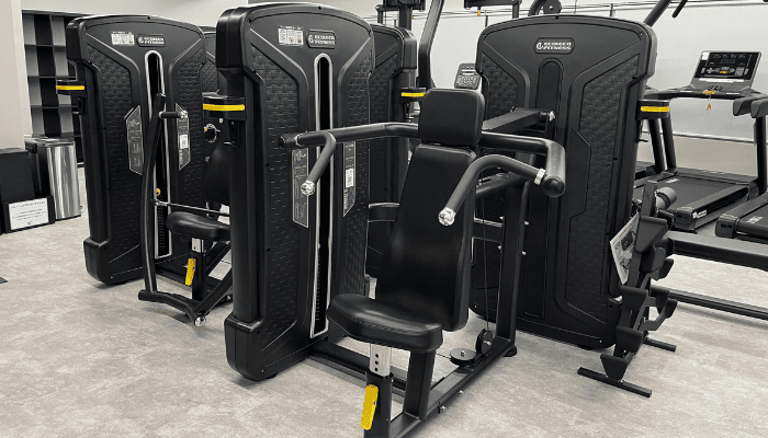 なぜジムのマシン構成は「胸・背中・脚」が基本になるのか