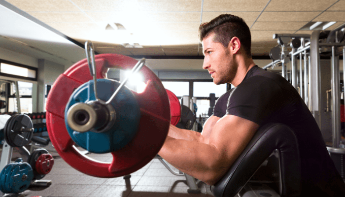 EZバープリーチャーカール｜反動を抑えて二頭筋に集中できる