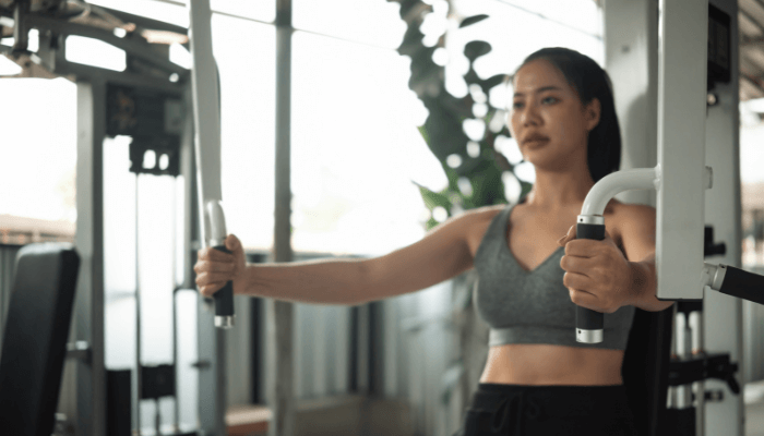 Blog |ペックフライ（ペクトラルフライ）マシンは何に効く？胸筋を効率