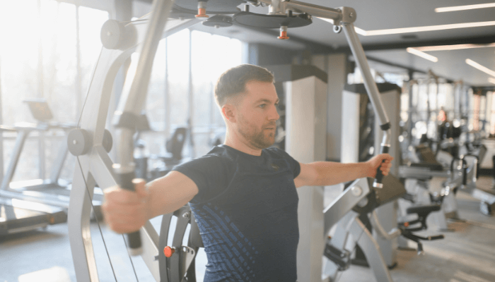 Blog |ペックフライ（ペクトラルフライ）マシンは何に効く？胸筋を効率